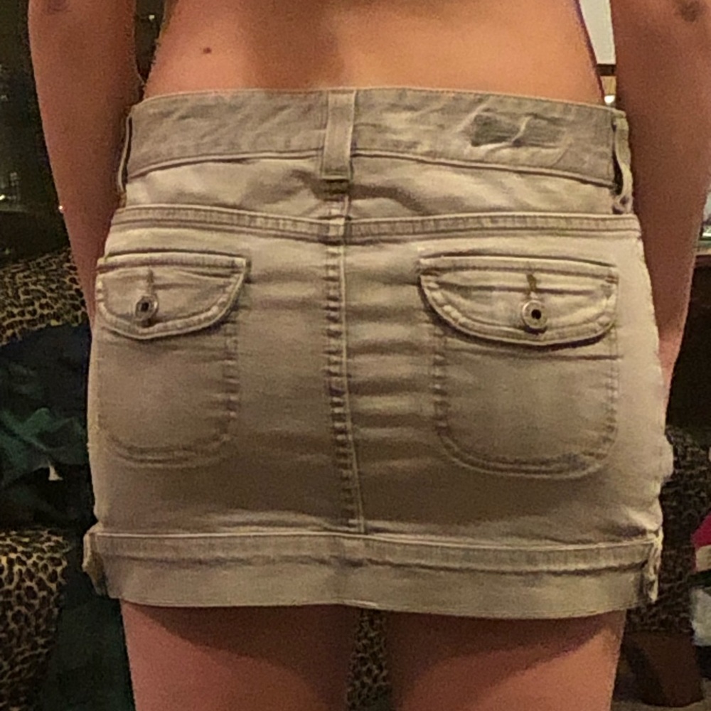 Light gray jean guess mini skirt with pockets